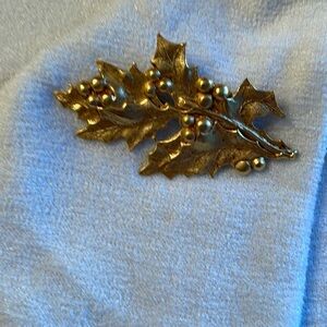 Gold leaf holly brooch